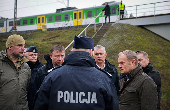    Дональд Туск (справа) на месте происшествия.KPRM/Reuters