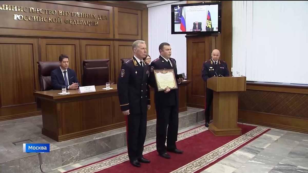    В Уфе наградили участковых полиции в честь 102-летия службы: среди них лауреат всероссийского конкурса Айрат Ямалов