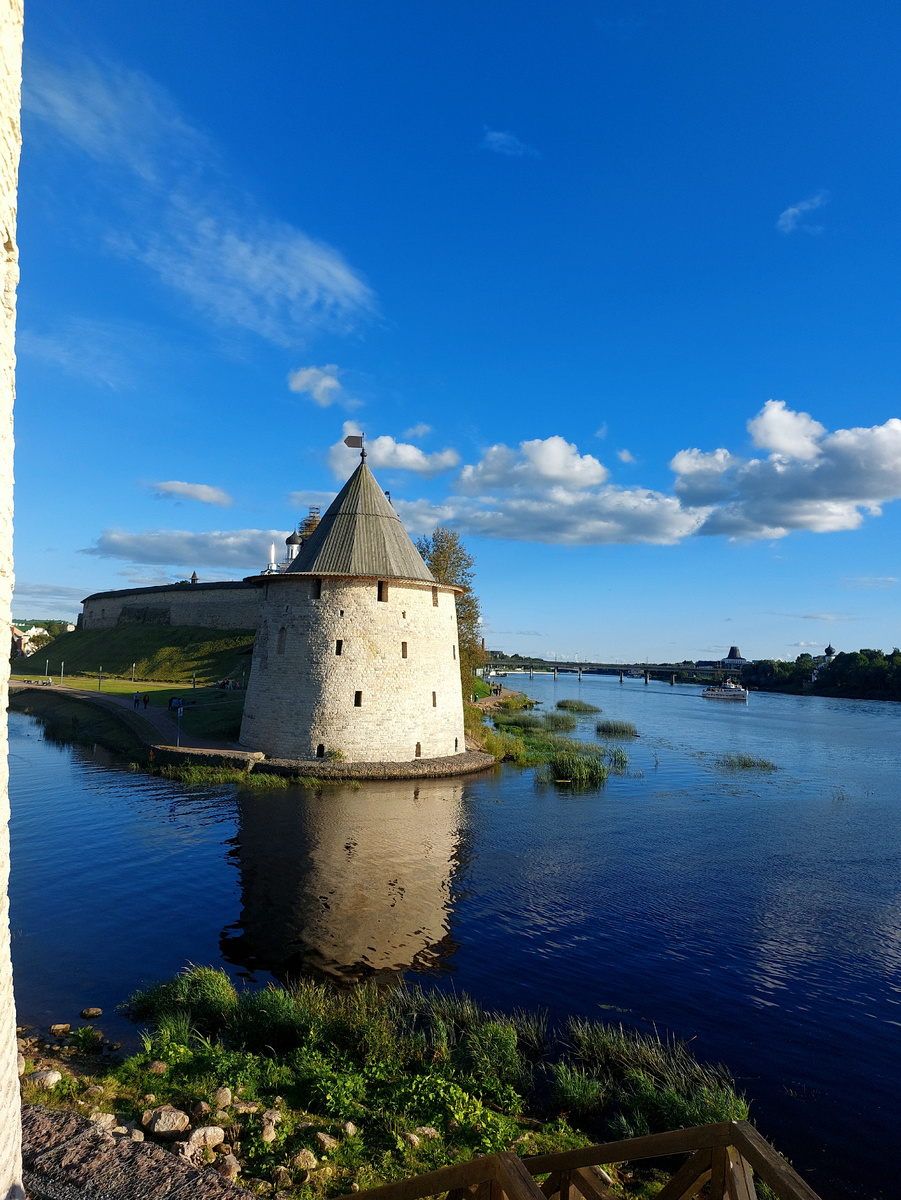 Перед этой башней мы тоже прогулялись