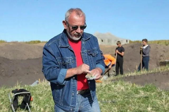    «На Ратском городище находили бусы, стеклянные браслеты, кольца, монеты», – рассказывал директор НИИ Юго-Востока Руси Владимир Енуков