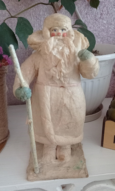    Первого Деда Мороза куряне нашли на чердаке своей дачи, для Марины это самый дорогой экземпляр коллекции