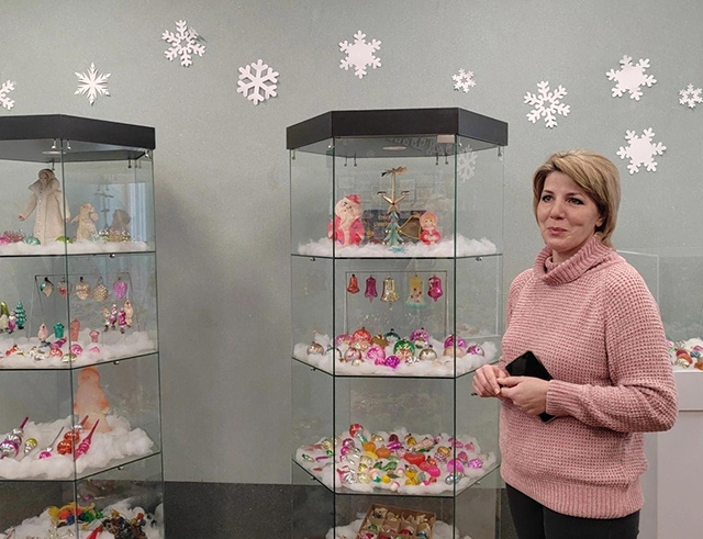    В коллекции Марины Татариновой из Железногорска 2000 советских новогодних игрушек