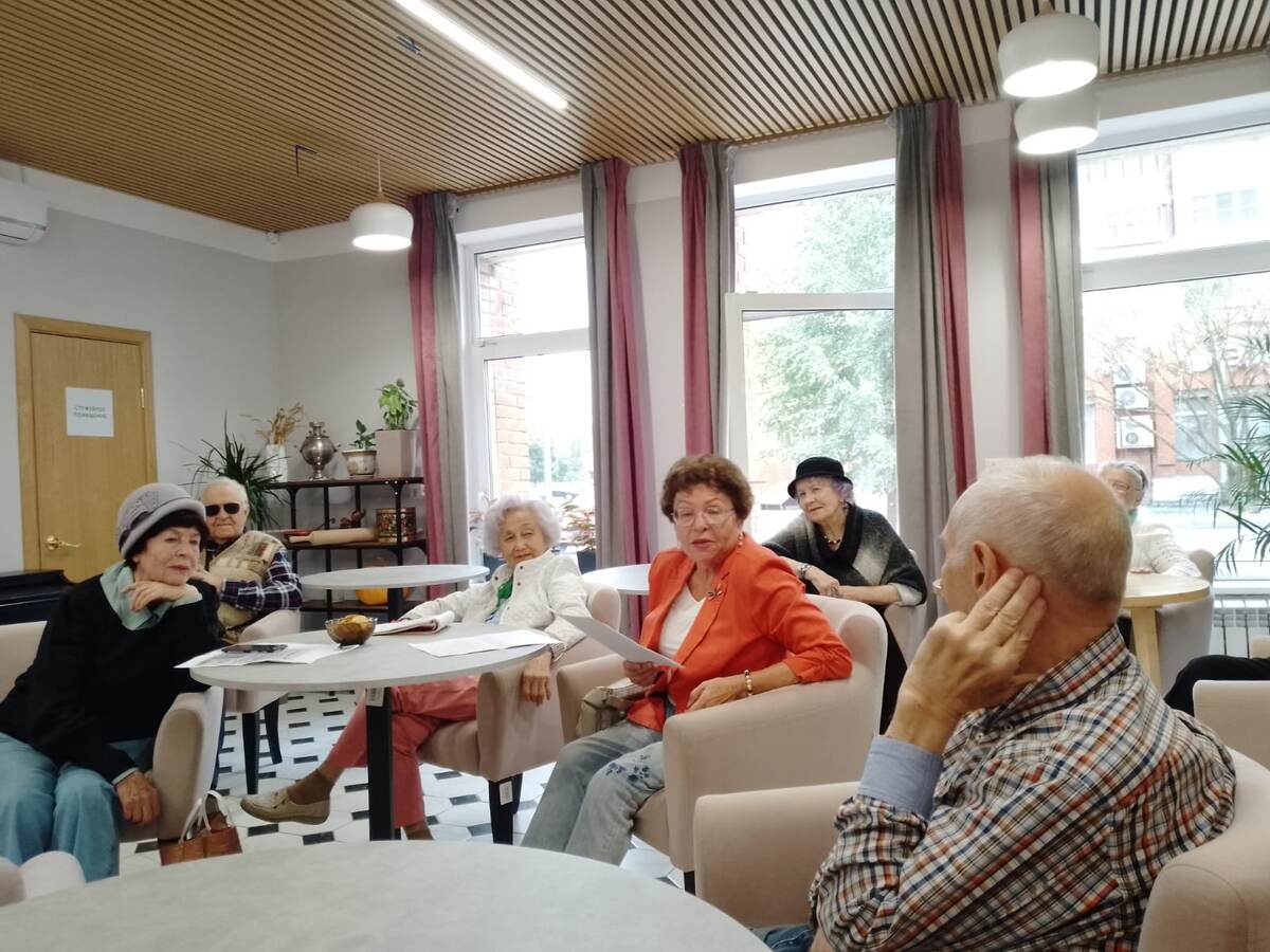 Фото с одного из заседаний клуба "Гармония". Слева Галина Владимировна Долгих, сзади Анатолий Кузьмич Плужников