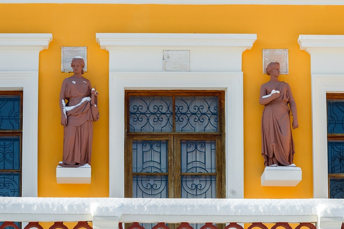 Год назад, в марте 2024-го, отреставрировали главный корпус, обновив фасад, заменив кровлю и внутренние коммуникации. Теперь на южной стороне здания видны скульптуры древнегреческих богов, появилась подсветка. Фото: Алексей Задонский / Wikimedia