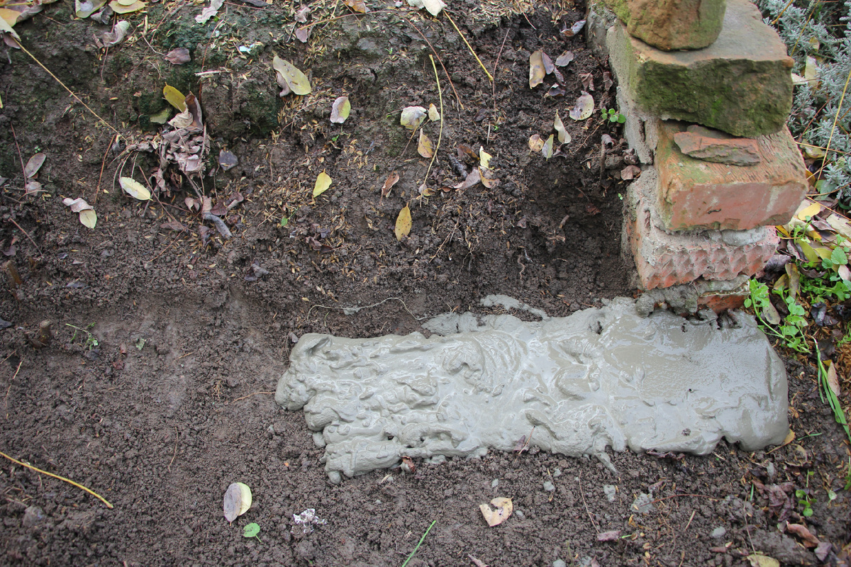 Импровизированный недо- фундамент будущей подпорной стены