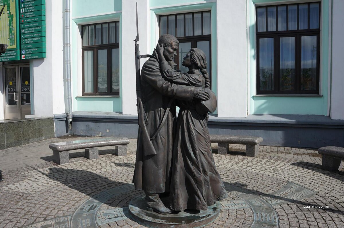 Памятник "Прощание славянки" установлен в Москве на Белорусском вокзале