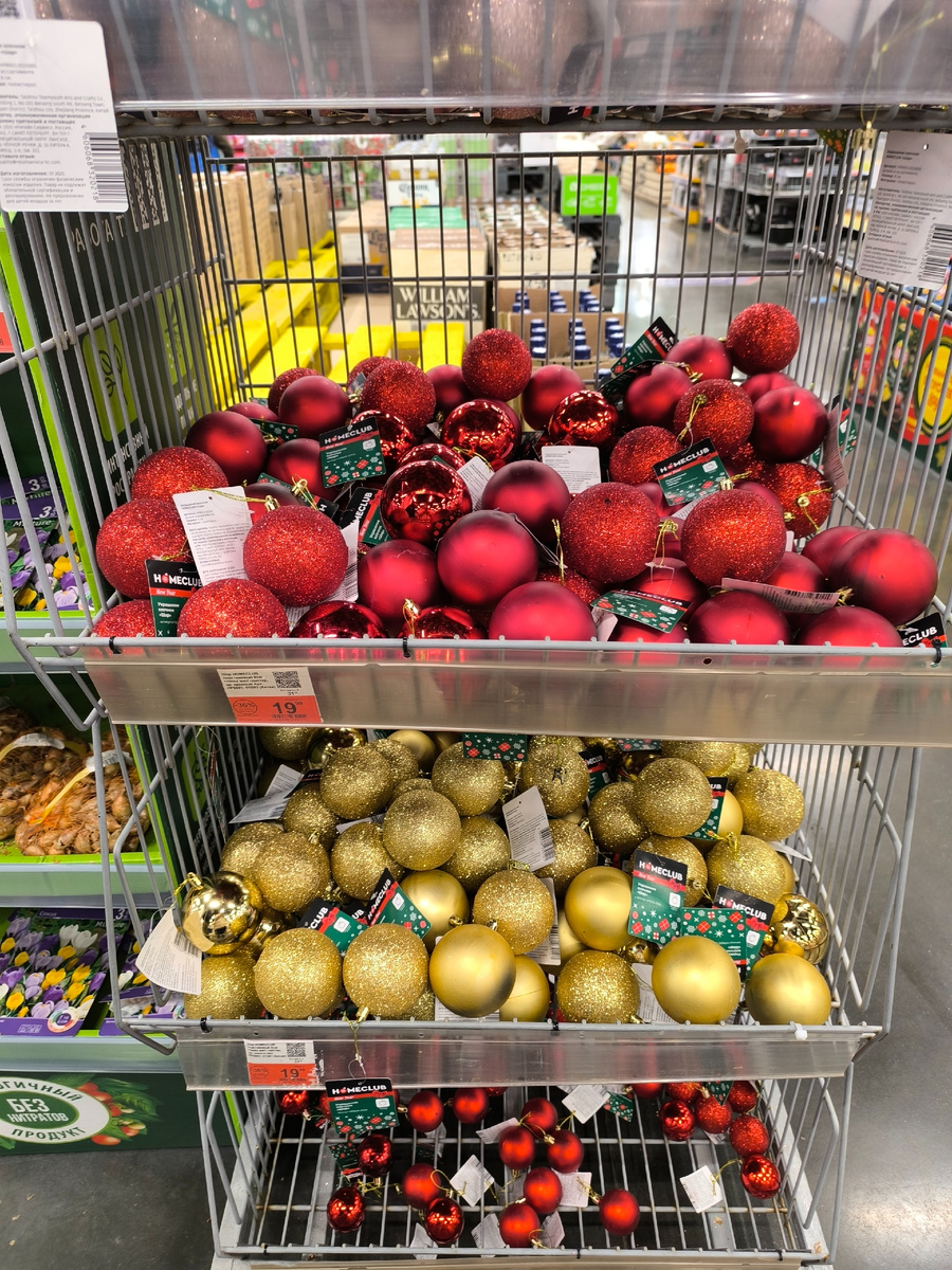 кучи новогодних игрушек