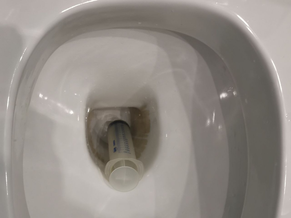 Для начала нам нужно освободить дно унитаза от оставшейся после слива воды, для этих целей хорошо подойдёт самый большой медицинский шприц из аптеки