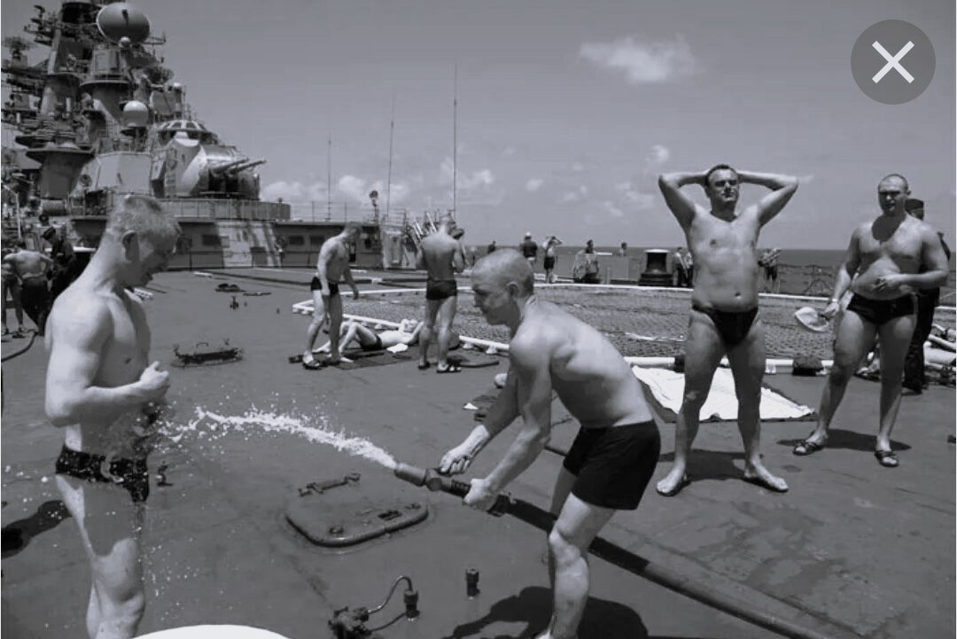 Водные процедуры на ТАКР пр. 1144 (по утверждению Александра Хмурова). Из свободного источника.