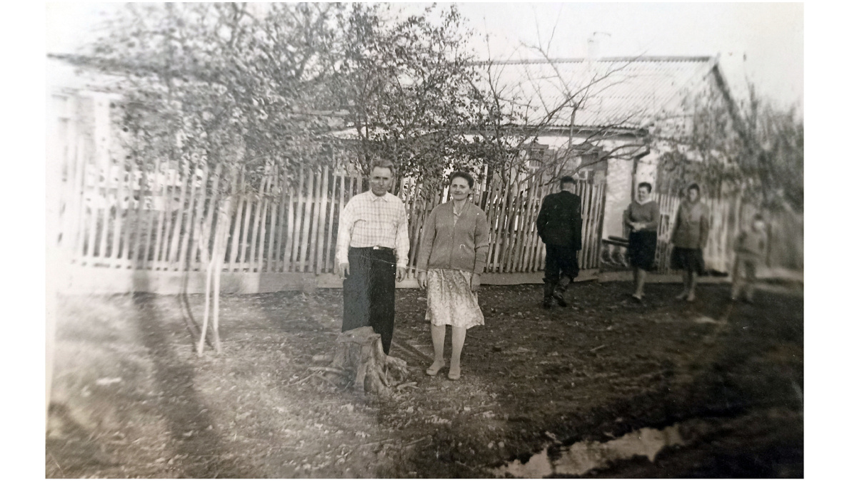 Мои дед и бабушка около дома