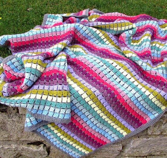 Цветотератия в вязании: 10 красивых разноцветных пледов крючком со схемами