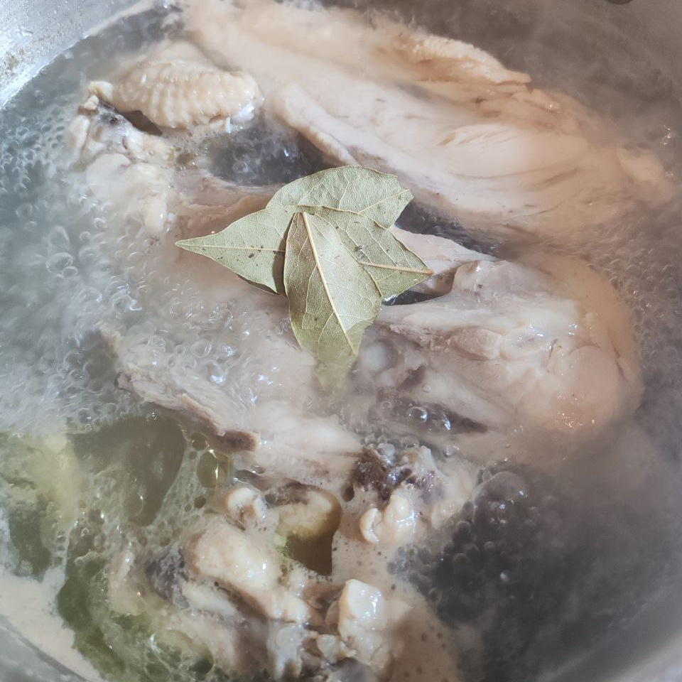 После снятия пены кидаем лавровый лист