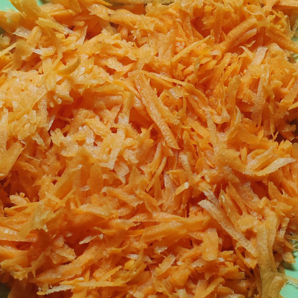 Натираем морковь