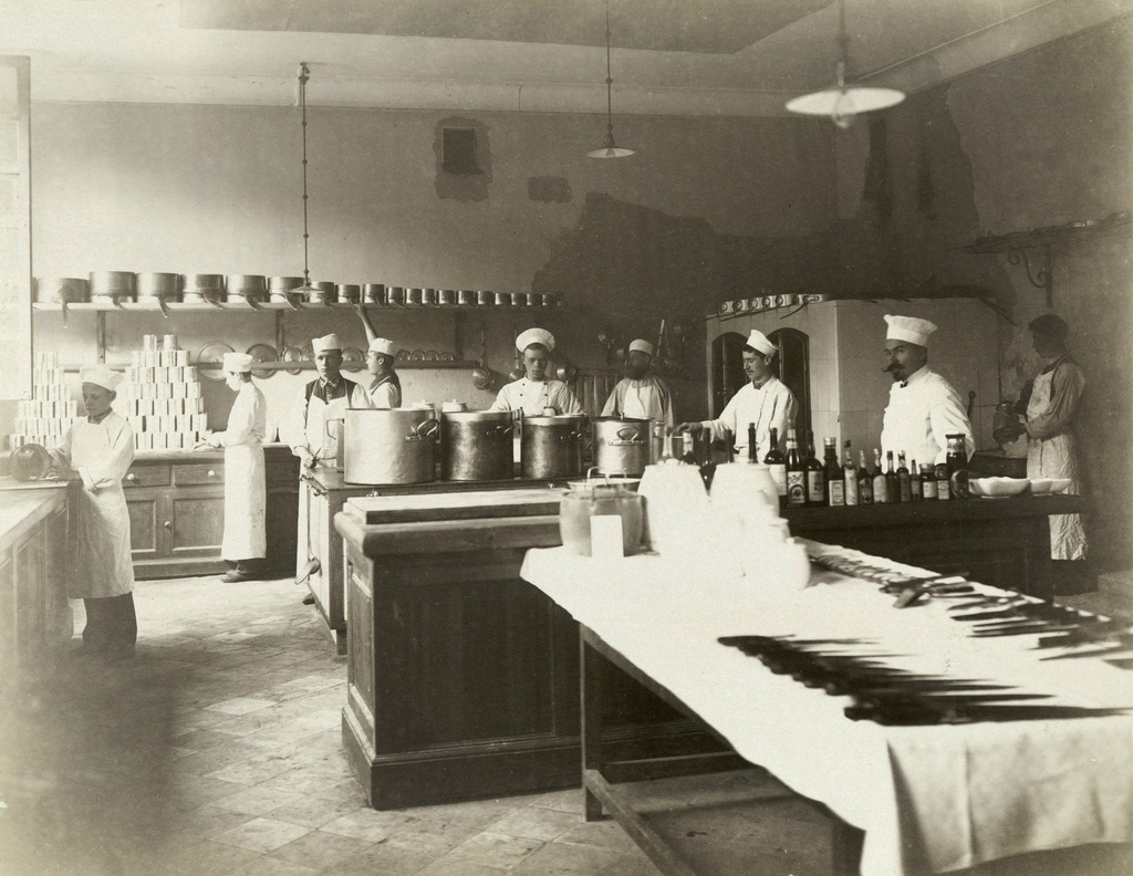 Поварская комната в восточном флигеле усадьбы Архангельское. 1897 год. Фото: russiainphoto.ru