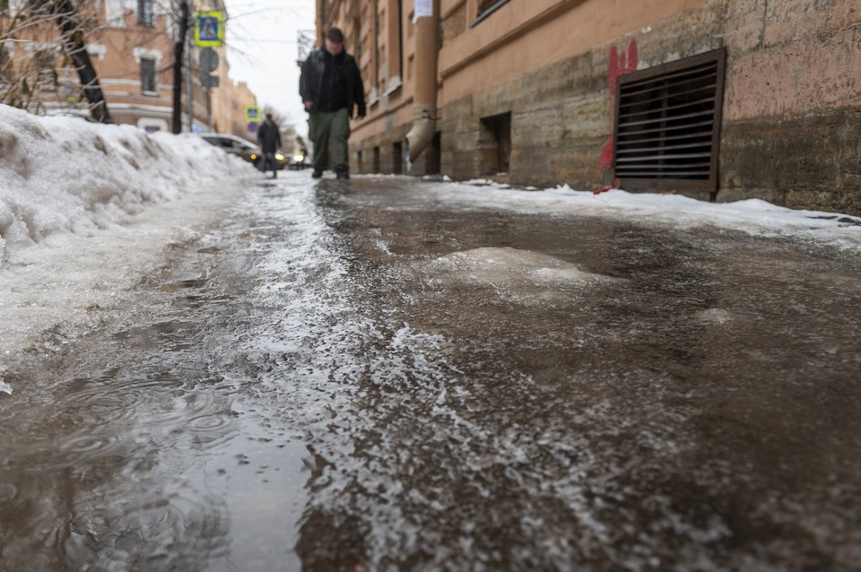    В Петербурге продолжают устранять последствия циклона. Юлия ПЫХАЛОВА