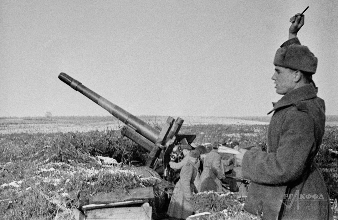 Расчёт младшего сержанта орденоносца М.И. Сазова ведёт огонь по врагу / 1-й Украинский фронт. [1941-1945 гг.] / Фотограф: Емельчук / РГАКФФД. Арх.№ 0-76455б
