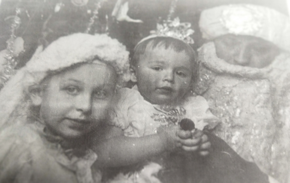 Наташа и ее сестра - двухлетняя Светлана Хвостенко. И их папа в образе Деда Мороза