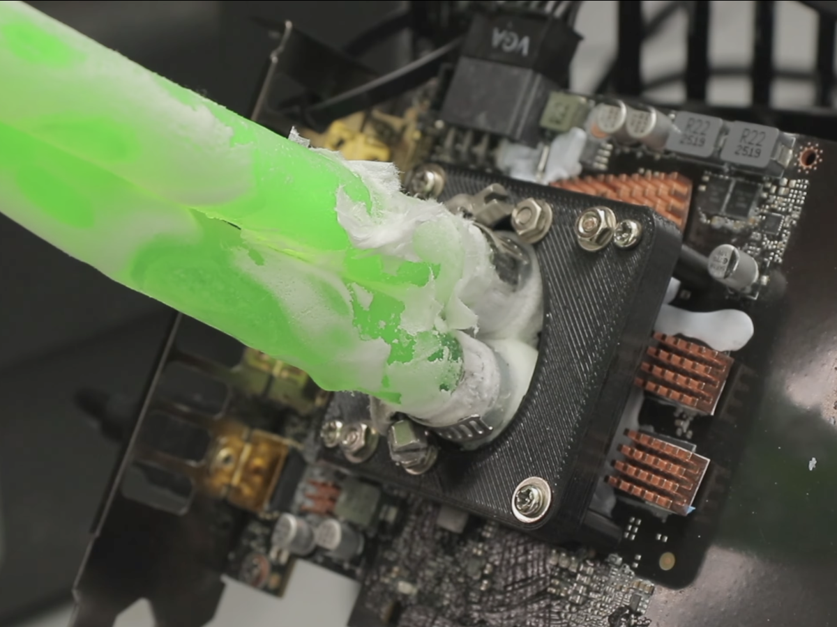    Морозилка и антифриз помогли блогеру установить на RTX 5050 мировой рекорд