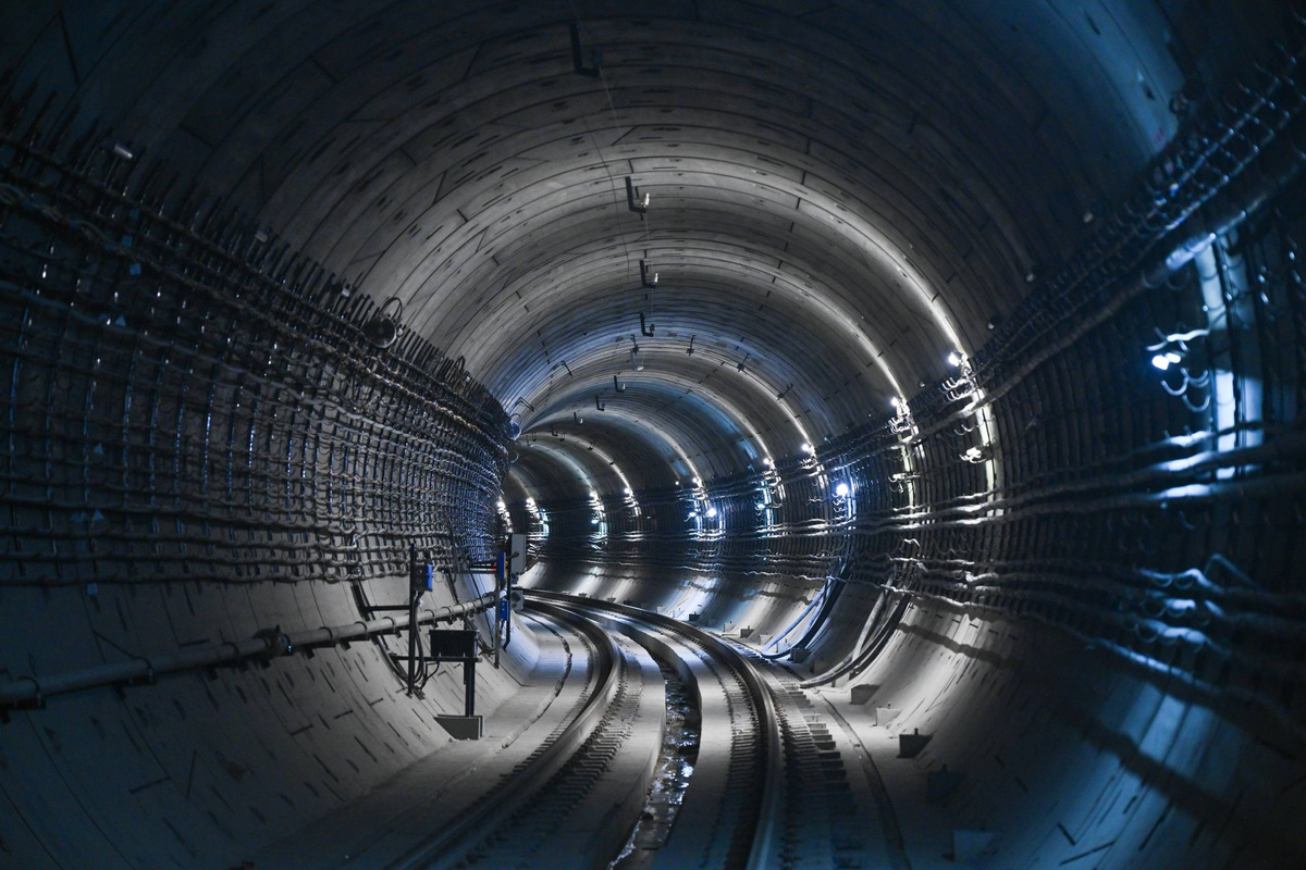 📸 1.1: Почти готовый тоннель московского метро без контактного рельса. Техническая зона, куда попадают только строители и инженеры.