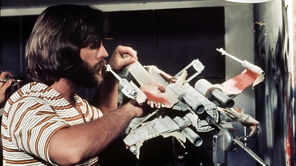 Лукас готовит X-Wing к съёмкам в "Звёздных Войнах". Фото: Lucasfilm