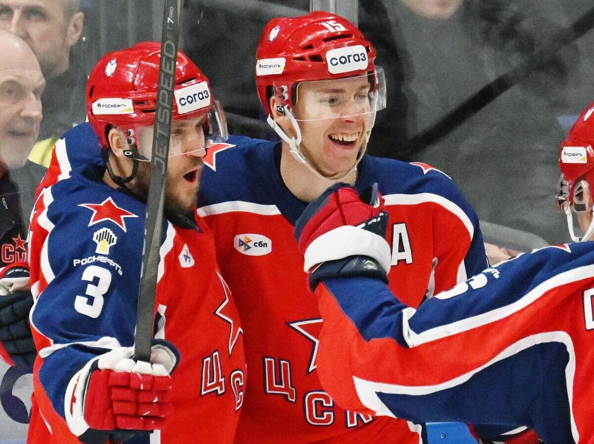    Хоккеисты ЦСКА Фредрик Классон и Павел Карнаухов.© РИА Новости / Владимир Федоренко