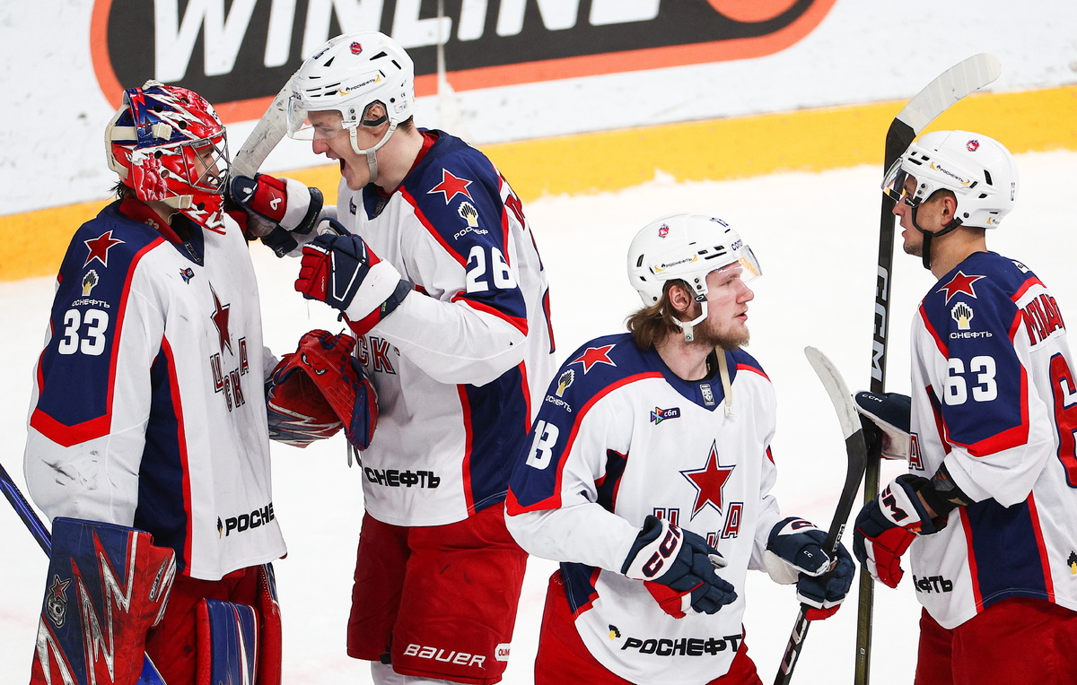    Хоккеисты ЦСКА  Егор Алеев/ТАСС