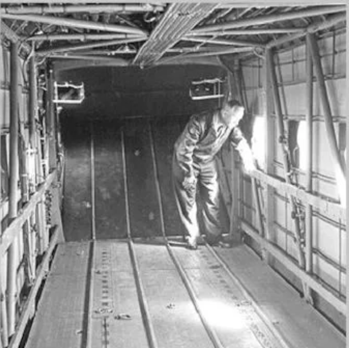 Внутри грузовой кабины Як-24. Хорошо видна ее ферменная конструкция