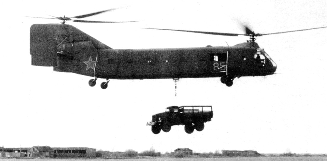 Як-24У с грузовиком ГАЗ-63 на внешней подвеске