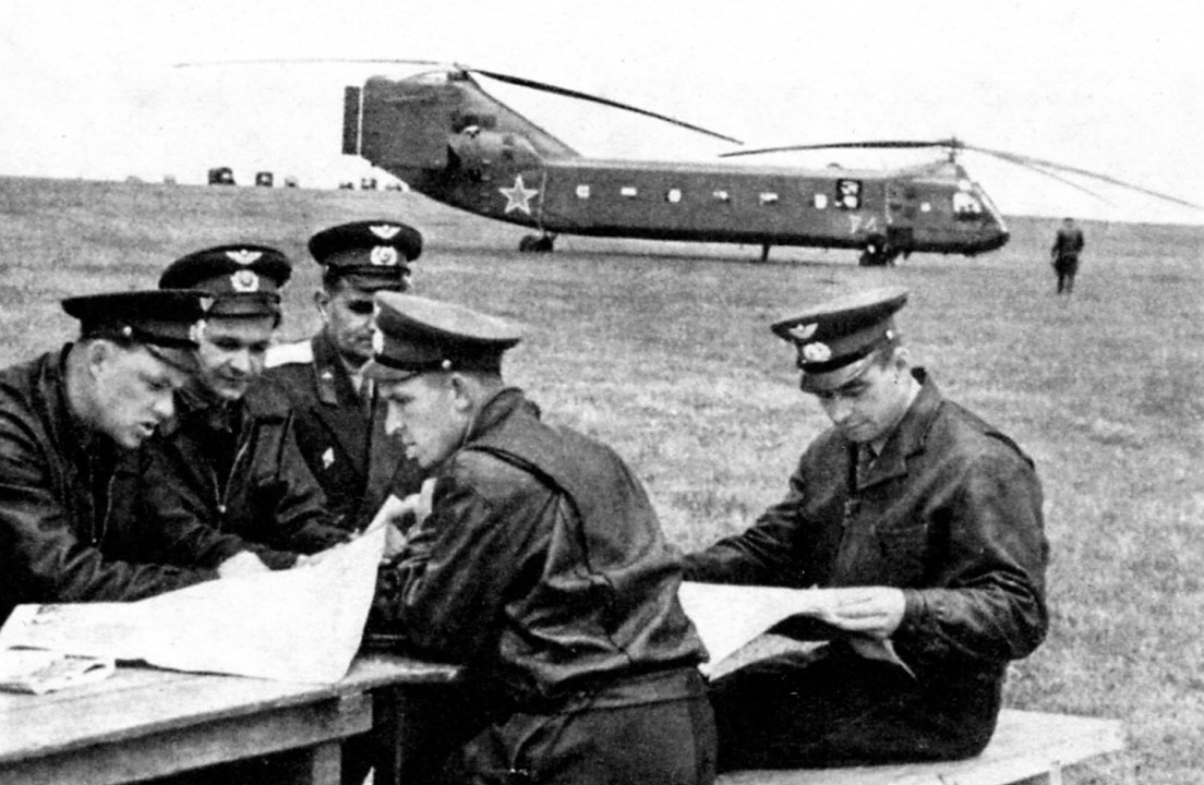 Экипажи Як-24 на летном поле