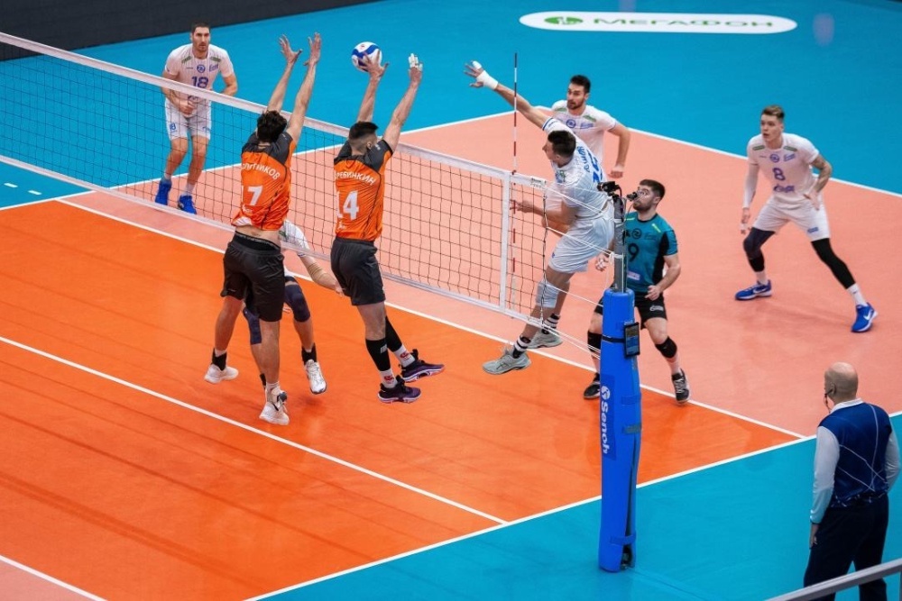    Игроки ВК "Зенит-Казань" (на фото в светлой форме) одолели соперников из "Белогорья" в матче, длившемся пять партий. / Пресс-служба ВФВ