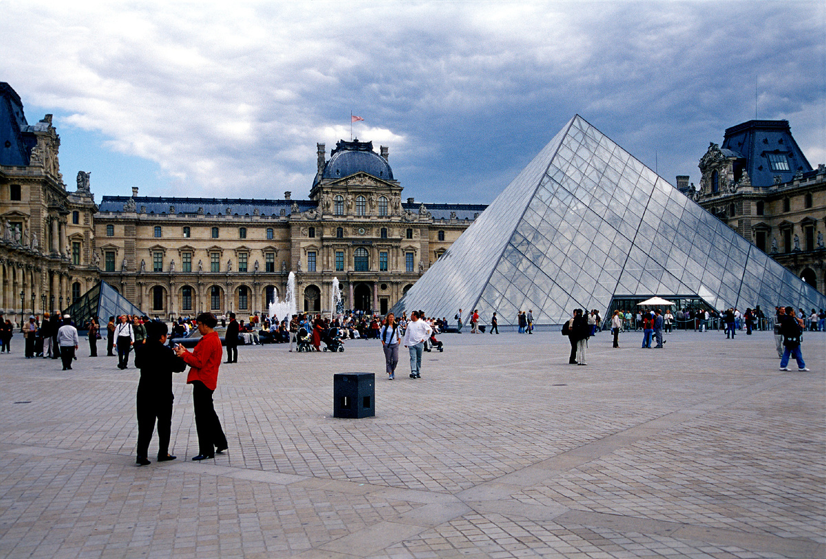 В Лувре серьезная охрана и много посетителей, но ни грабителей, ни хулиганов никто не остановил. Фото: Serguei Fomine\globallookpress.com
