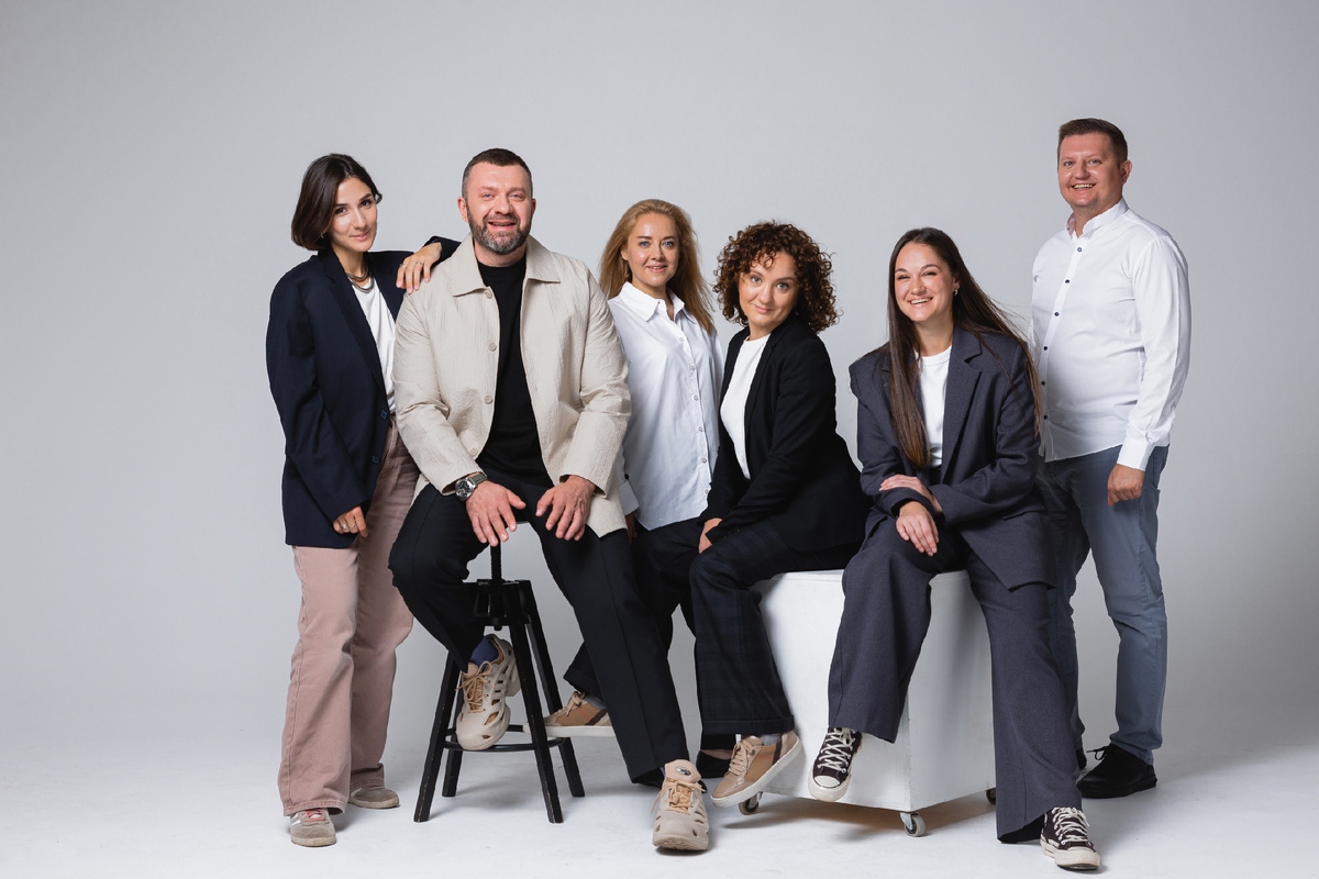 Фото отдела ключевых сотрудников Точки дизайна: (слева направо) Галина Тихонова (руководитель отдела проектирования), Степан Бугаев (основатель и арт-директор), Анастасия Цыплакова (PR-директор), Варвара Чеснокова (руководитель отдела общественные интерьеры), Анастасия Василица (руководитель отдела частные интерьеры), Дмитрий Фокин (коммерческий директор).
