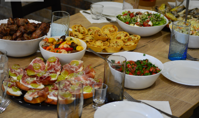 Фото автора. 15.11.2025. Стол в кузове БелАЗ–548, мало чем отличался от этого. Казимир постарался.