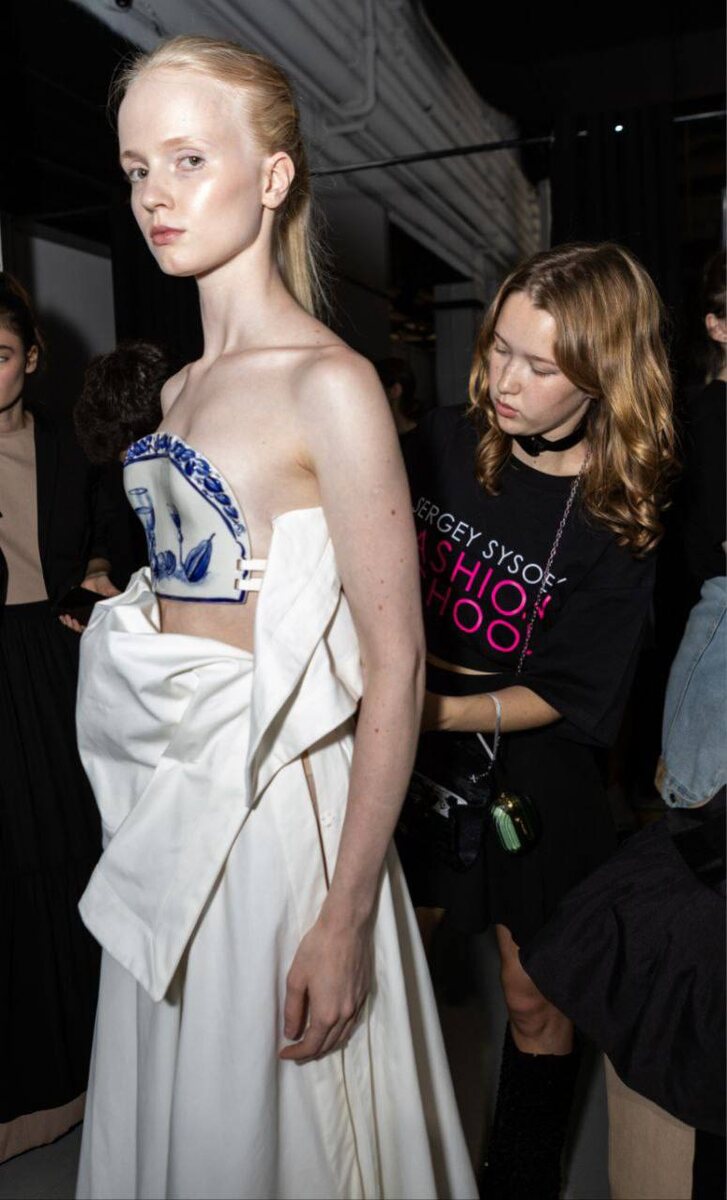 Дизайнер Яна Волкова с моделью