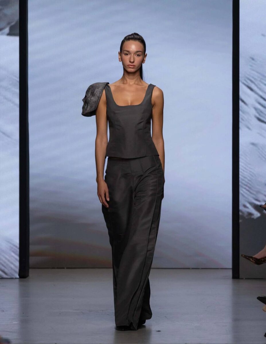 Работа Алисы Геталовой на подиуме. Фото: Московская неделя моды