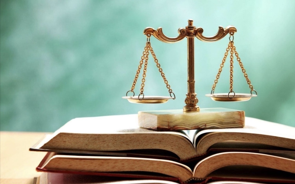 Профессиональный юрист думает в контексте профессиональной деятельности, используя определённые навыки, стратегии и избегая ошибок. Это мышление связано с выполнением общественных и государственных задач с помощью юридических средств, принятием решений и их реализацией. 