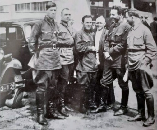 Сергей Иванович Солнцев (в центре) среди участников партконференции в ДК им. Воровского, 1939 г.