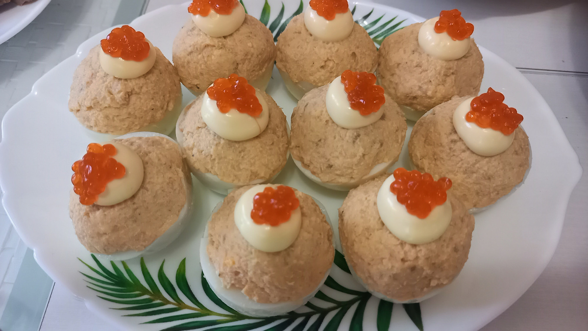 Состав: яйца, консервированная горбуша,майонез, икра