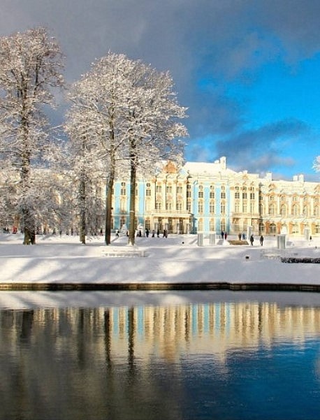 Екатерининский дворей очутился в белой сказке
