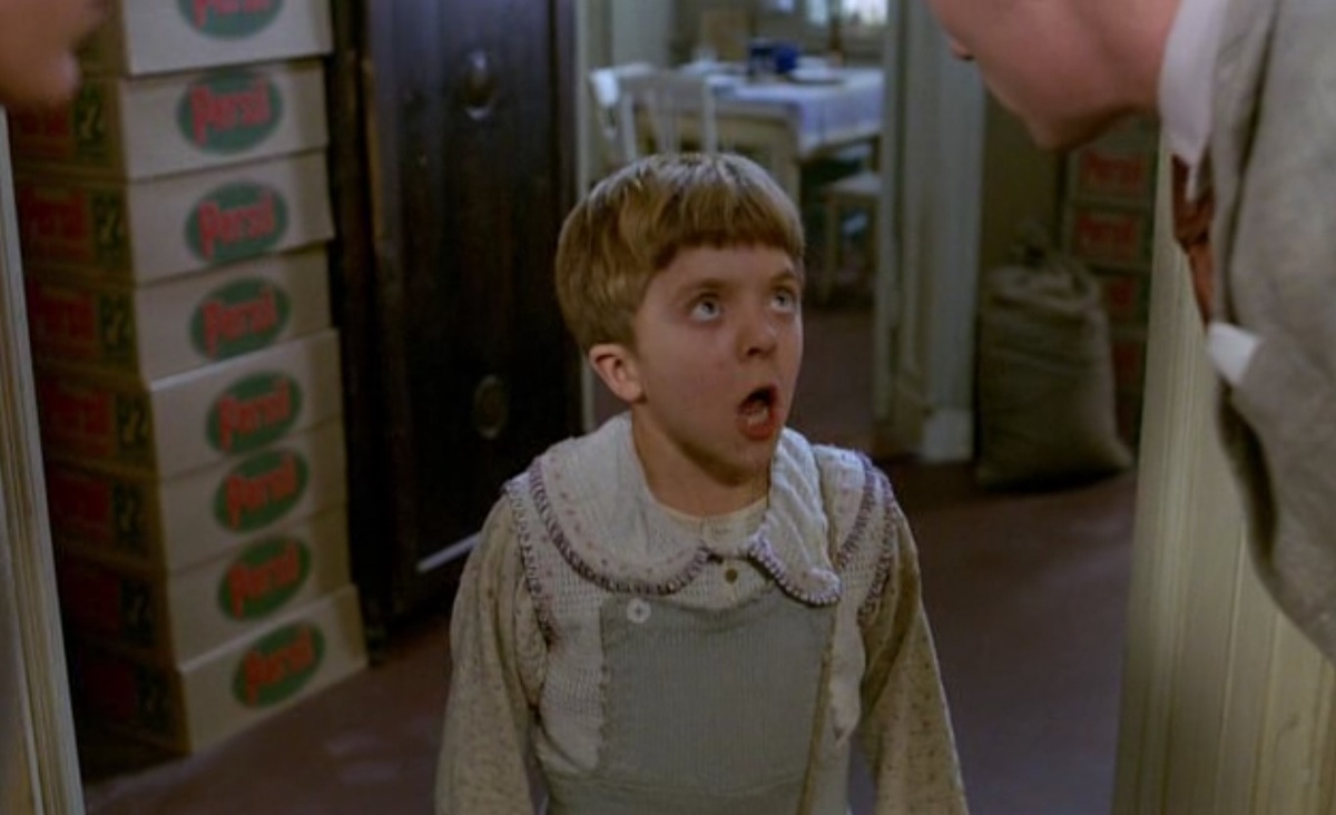 Кадр из фильма: маленький Оскар пробует силы