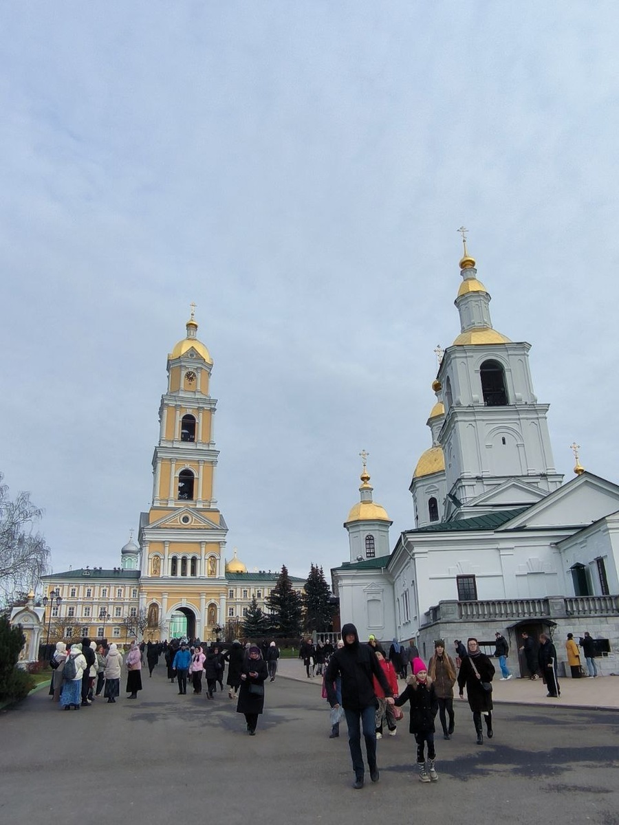 В выходной в монастыре людно. Фото автора.