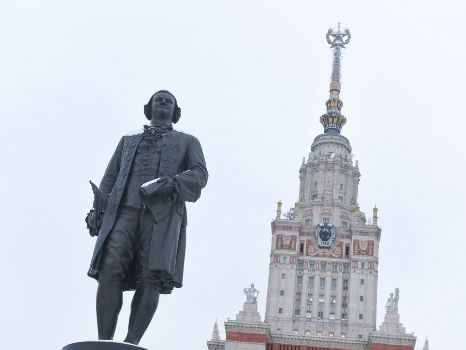     Памятник М.В.Ломоносову около МГУ. Фото: медиасток.рф