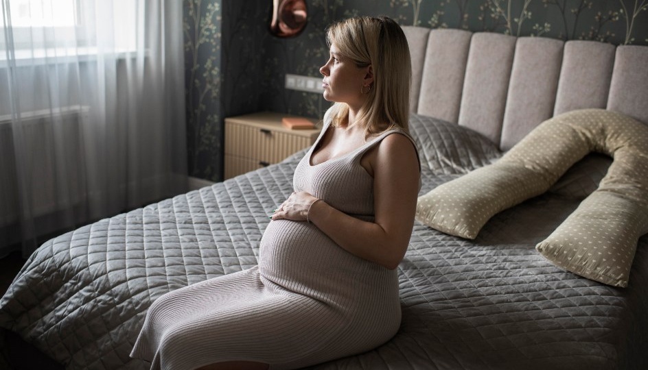 «Плевать, что у тебя отошли воды! Чтобы стол на 30 человек был накрыт!» — орал муж перед Новым годом