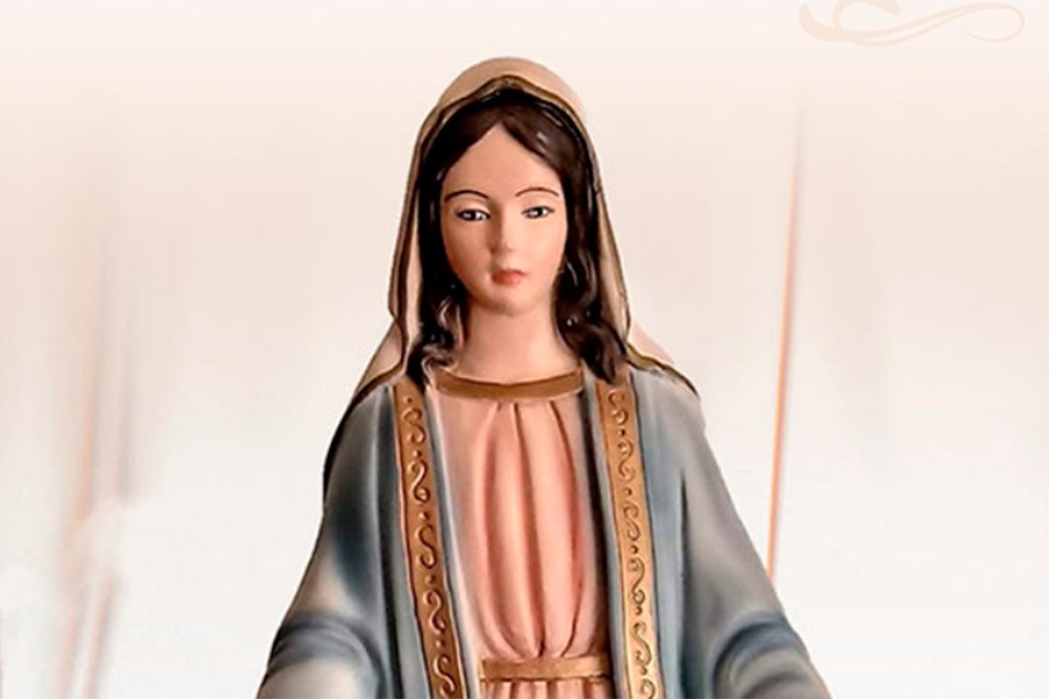    Ватикан отправил под суд хозяйку плачущей кровавыми слезами статуи Мадонны. Фото: lareginadelrosario.org/