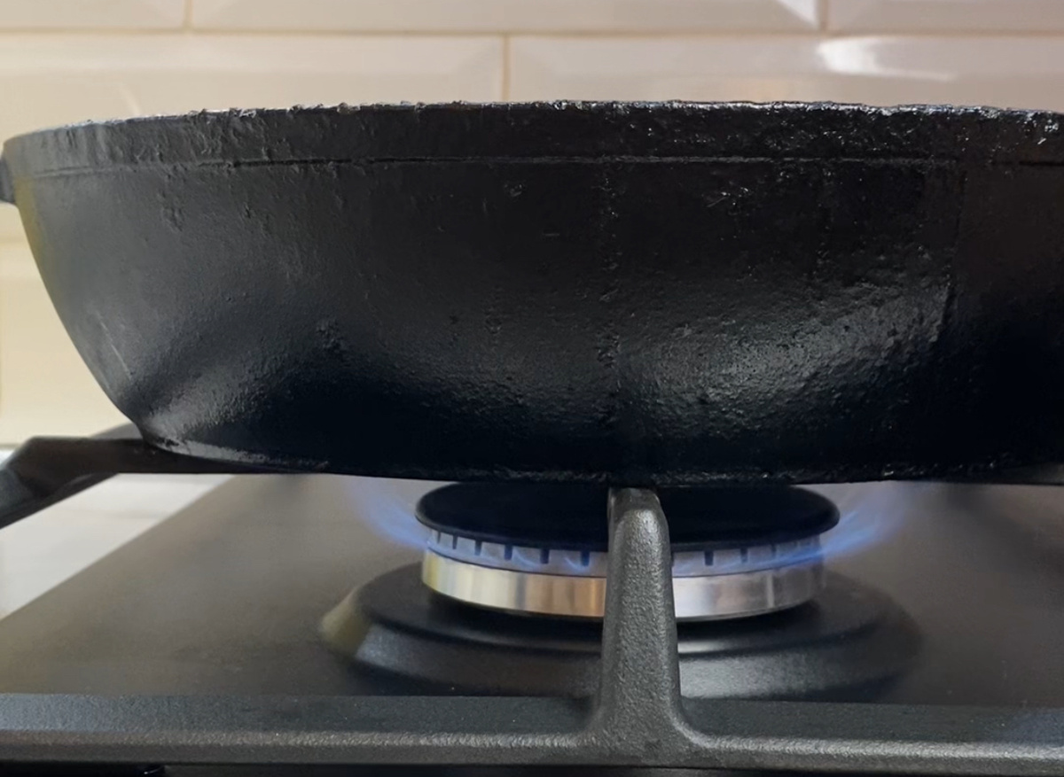 Ставим сковородку на средний огонь.