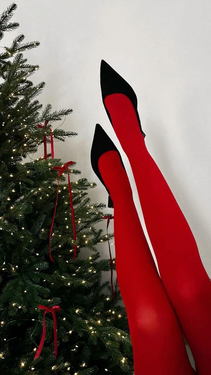 Красные колготки уже стали базой для любых образов