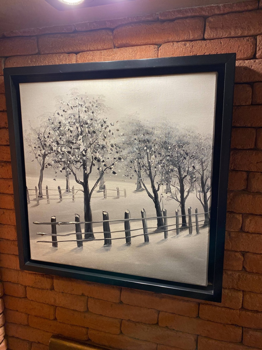 Сам интерьер не снимала, но очень понравились эти картины на стенах