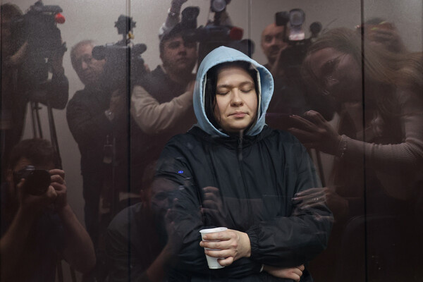 Елена Цуцкова, обвиняемая в жестоком убийстве 6-летнего сына, во время заседания в Балашихинском суде, 18 ноября 2025 года / Валерий Шарифулин/ТАСС 