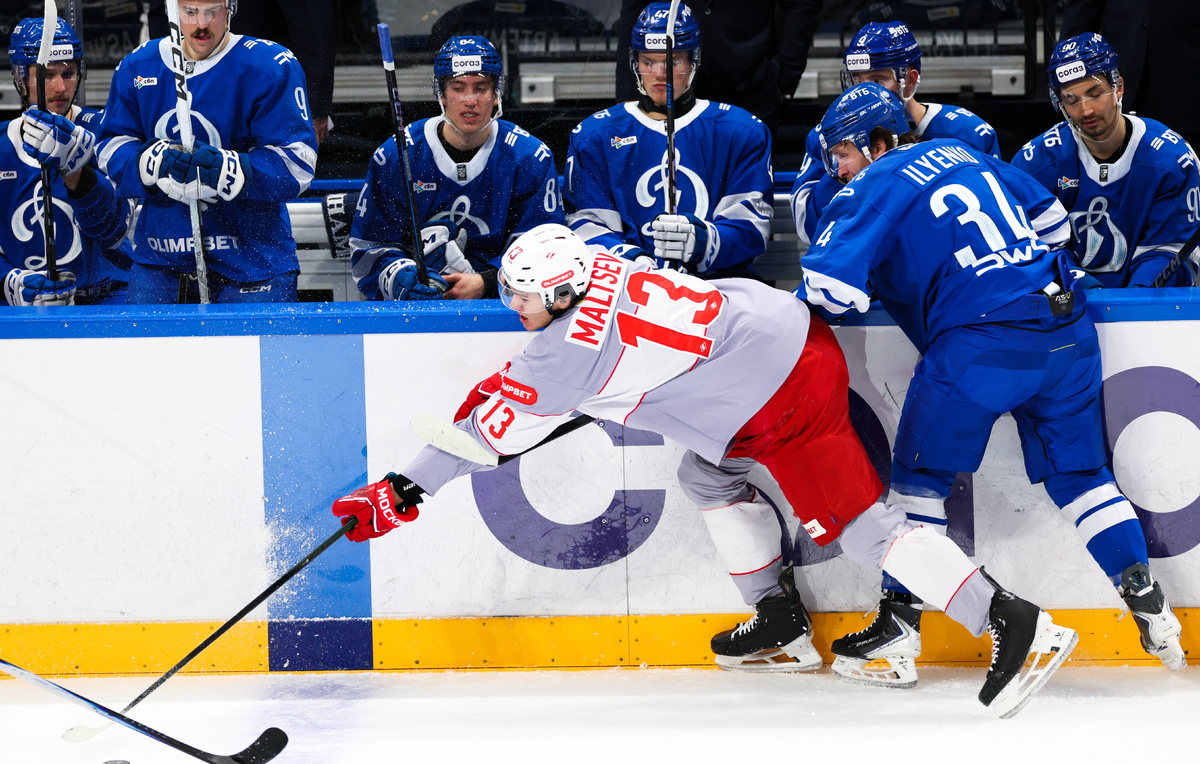   Нападающий "Спартака" Михаил Мальцев и нападающий "Динамо" Артем Ильенко  Сергей Савостьянов/ТАСС