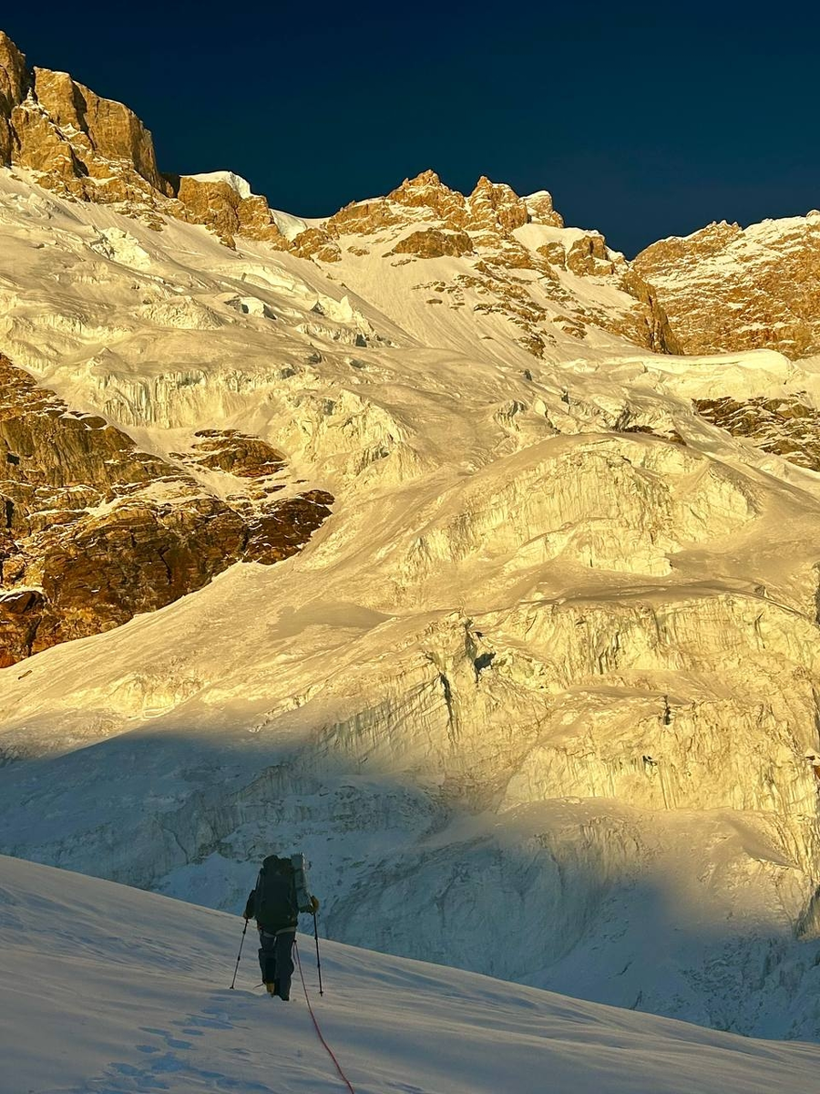 Юго-западная стена Манаслу. Вид на маршрут. Фото: Mountain.RU.